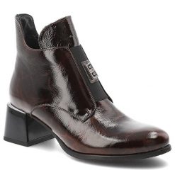 Bordowe Botki Armodo Modne Lakierowane Buty Damskie. Czerwone botki Armodo, z aplikacjami, z lakierowanej skóry, bez obcasa, na obcasie, bez zapięcia. Za 373.99 zł.