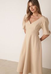 Beżowa Elegancka Sukienka z Bufiastymi Rękawami i Wiązaniem na Plecach Zeepy. Brązowe sukienki Born2be, l, bez wzorów, eleganckie, bez kołnierzyka, bez ramiączek, midi, dopasowane. Za 249.99 zł.