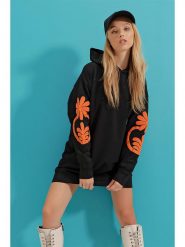 Trend Alaçatı Stili Bluza w kolorze czarno-pomarańczowym rozmiar: onesize. Czarne bluzy Trend Alaçatı Stili, bez wzorów, z bawełny, z kapturem. Za 70.24 zł.