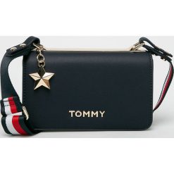 Tommy Hilfiger - Torebka. Czerwone torby na ramię TOMMY HILFIGER, bez wzorów, z materiału, casualowe, na ramię, małe, bez dodatków. W wyprzedaży za 429.90 zł.