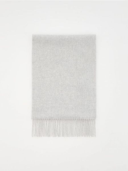 Szalik z frędzlami - jasnoszary. Szare szaliki Reserved, bez wzorów. W wyprzedaży za 22.99 zł.