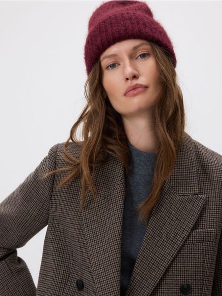 Czapka beanie - bordowy. Czerwone czapki Reserved, bez wzorów. W wyprzedaży za 35.99 zł.