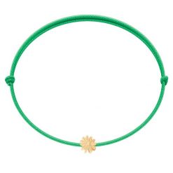 Bransoletka z pozłacaną Flowers Etincelle na cienkim trawiastym sznurku. Zielone bransoletki Lilou, pozłacane. Za 79.00 zł.