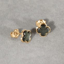 Kolczyki koniczyny z ciemną masą perłową w ramce ze złota próby 585. Żółte kolczyki Lilou, z perłą, złote. Za 878.00 zł.