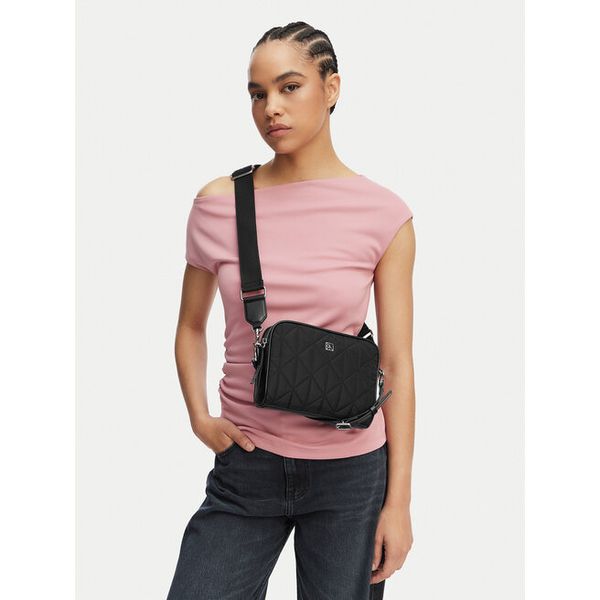 Torebka Calvin Klein. Czarne listonoszki Calvin Klein, bez wzorów, bez dodatków. Za 350.99 zł.