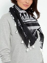 MENTHE À L'O Szal w kolorze czarnym - 140 x 140 cm rozmiar: onesize. Czarne szaliki MENTHE À L'O, bez wzorów, z materiału. Za 122.09 zł.