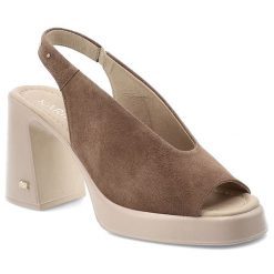 Sandały damskie Karino, cholewka ze skóry naturalnej zamszowej wsuwany fason z paskiem wokół pięty, brązowe, 5544/008-P. Brązowe sandały Karino, bez wzorów, ze skóry, bez obcasa, na obcasie, bez zapięcia. Za 499.00 zł.