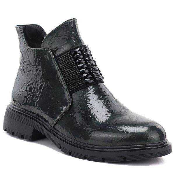 Botki damskie lakierowane zielone M.Daszyński MR2501. Zielone botki M.Daszyński, bez wzorów, z lakierowanej skóry, bez obcasa, bez zapięcia. Za 159.99 zł.