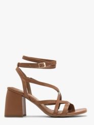 Jasnobrązowe sandały typu japonki na masywnym obcasie. Brązowe sandały Ryłko, bez wzorów, z gumy, bez obcasa, na słupku, bez zapięcia. W wyprzedaży za 199.99 zł.