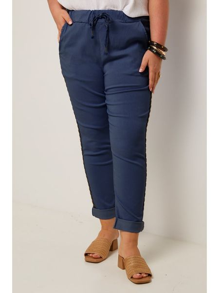 Curvy Lady Spodnie w kolorze granatowym rozmiar: 44/46. Niebieskie spodnie materiałowe Curvy Lady, z aplikacjami, z materiału, z standardowym stanem. Za 126.75 zł.