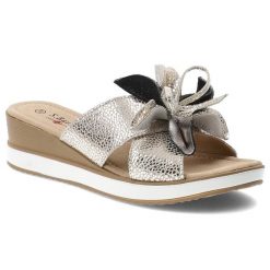 Klapki damskie S.Barski, cholewka ze skóry naturalnej z dekoracyjną kokardą na koturnie, złote, GR61-5989. Żółte klapki S.BARSKI, z aplikacjami, ze skóry, bez obcasa, na koturnie. Za 179.00 zł.