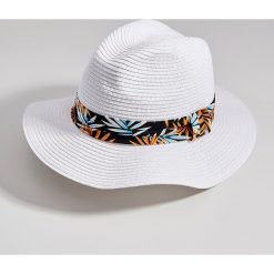 Pleciony kapelusz z ozdobną taśmą - Biały. Kapelusze marki Mohito. Za 39.99 zł.