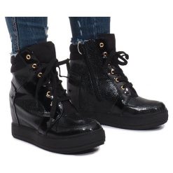 Czarne lakierowane sneakersy na koturnie Snake. Czarne botki ButyModne, bez wzorów, z lakierowanej skóry, bez obcasa, na koturnie, bez zapięcia. Za 84.99 zł.