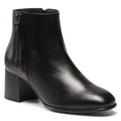 Botki Lasocki. Czarne botki Lasocki, bez wzorów, bez obcasa, na słupku, bez zapięcia. Za 219.99 zł.