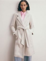 Płaszcz z wiązaniem - kremowy. Białe płaszcze Reserved, l, bez wzorów, z tkaniny, bez kaptura. W wyprzedaży za 69.99 zł.