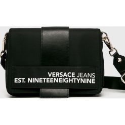 Versace Jeans - Torebka. Czarne torby na ramię Versace Jeans, bez wzorów, z jeansu, casualowe, na ramię, średnie, bez dodatków. W wyprzedaży za 549.90 zł.