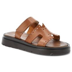 Klapki damskie Armodo, cholewka ze skóry naturalnej z ażurowymi perforacjami szeroki pasek z regulacją na rzep, brązowe, 40440. Brązowe klapki Armodo, w ażurowe wzory, ze skóry, bez obcasa. Za 289.00 zł.