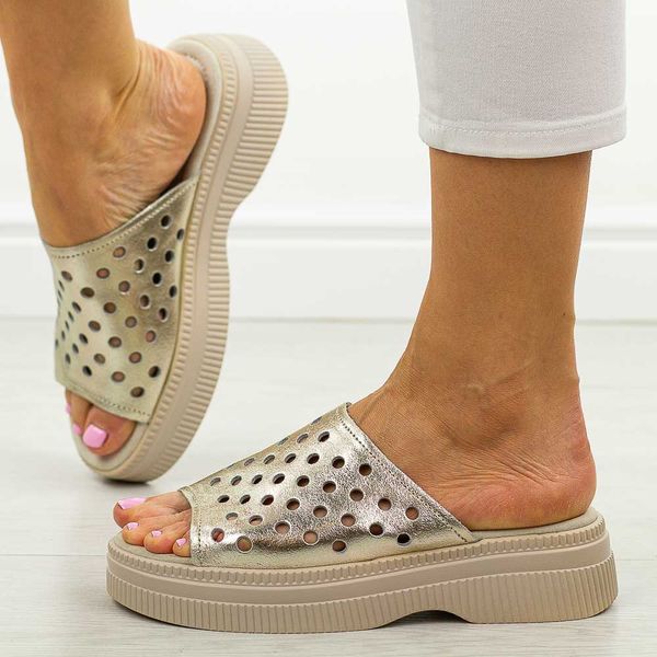 Złote skórzane klapki damskie na platformie S.Barski 537. Żółte klapki S.BARSKI, w ażurowe wzory, z jeansu, bez obcasa, na platformie. Za 229.00 zł.