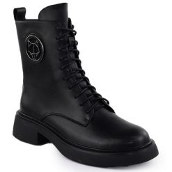 Skórzane botki damskie workery z ozdobą czarne Filippo DBT6408. Czarne botki Filippo, z aplikacjami, ze skóry, bez obcasa, bez zapięcia. Za 319.99 zł.