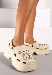 Ciemnobeżowe Wsuwane Klapki z Pianki na Platformie z Aplikacjami o Metalicznym Połysku Risettim. Brązowe klapki Renee, z aplikacjami, bez obcasa, na platformie. Za 39.99 zł.