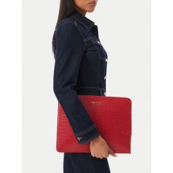 Etui na laptopa Nine West. Czerwone torby na laptopa Nine West, bez wzorów. Za 99.99 zł.