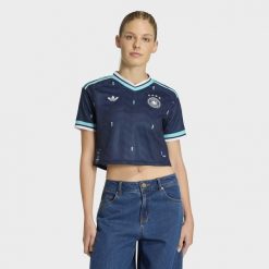 Koszulka wyjazdowa o skróconym fasonie Niemcy 26. Niebieskie bluzki Adidas, bez wzorów, sportowe, bez kołnierzyka, bez ramiączek. Za 369.00 zł.