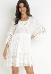 Biała Bawełniana Sukienka Mini z Koronkowymi Wstawkami i Chwostami Skie. Białe sukienki Born2be, na imprezę, na wiosnę, s, bez wzorów, z bawełny, bez kołnierzyka, bez ramiączek, mini. Za 89.99 zł.