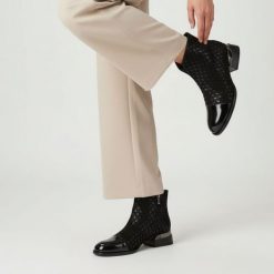 Botki damskie S. Barski, na stabilnym klocku i skórzaną cholewką we wzory, czarne, JC52-862. Czarne botki S.BARSKI, na zimę, bez wzorów, z lakierowanej skóry, bez obcasa, na obcasie, bez zapięcia. Za 237.99 zł.