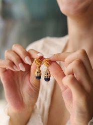 L'Atelier de Gaia Pozłacane kolczyki z lapis lazuli i cyrkoniami rozmiar: onesize. Niebieskie kolczyki L'Atelier de Gaia, z cyrkonią, pozłacane. Za 60.99 zł.