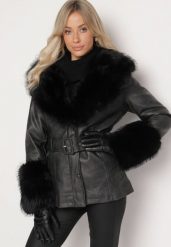 Czarna Kurtka z Imitacji Skóry z Futrzanymi Wstawkami i Paskiem Etinara. Czarne kurtki Born2be, na zimę, l, bez wzorów, z futra, bez kaptura. Za 289.99 zł.