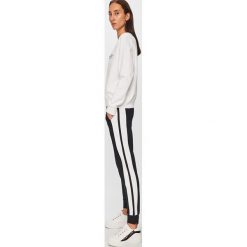 EA7 Emporio Armani - Spodnie. Czarne spodnie materiałowe EA7 Emporio Armani, na co dzień, m, bez wzorów, z bawełny. Za 429.90 zł.