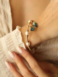 Pierres delicates Pozłacana bransoletka z masą perłową i perłami rozmiar: onesize. Białe bransoletki Pierres delicates, z perłą, pozłacane. Za 52.99 zł.