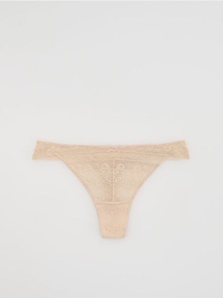 Koronkowe majtki typu stringi - kremowy. Białe stringi Reserved, bez wzorów, z koronki. Za 39.99 zł.