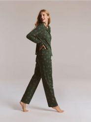 Dwuczęściowa piżama ze świątecznym nadrukiem - zielony. Zielone piżamy Reserved, bez wzorów, z bawełny, bez ramiączek. Za 129.99 zł.