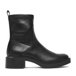 Botki JENNY. Czarne botki Jenny, bez wzorów, bez obcasa, na słupku, bez zapięcia. Za 169.99 zł.