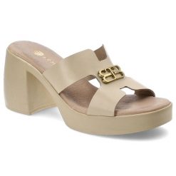 Beżowe Klapki Armodo Eleganckie Obuwie Damskie. Brązowe klapki Armodo, bez wzorów, bez obcasa, na obcasie. Za 269.00 zł.