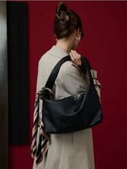 Torebka na ramię z imitacji groszkowej skóry - czarny. Czarne torby na ramię Sinsay, bez wzorów, ze skóry, na ramię, bez dodatków. Za 49.99 zł.