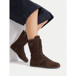 Trzewiki Guess Jeans. Brązowe botki Guess Jeans, z aplikacjami, z jeansu, bez obcasa, na płaskiej podeszwie, bez zapięcia. Za 399.99 zł.