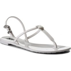 Sandały KARL LAGERFELD - KL80001 White Rubber. Białe klapki KARL LAGERFELD, bez wzorów, z tworzywa sztucznego, bez obcasa, na obcasie, bez zapięcia. W wyprzedaży za 239.00 zł.
