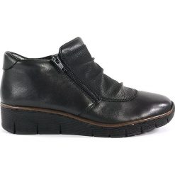 BOTKI DAMSKIE RIE 53742 CZA. Botki Rieker, bez wzorów, ze skóry, bez obcasa, bez zapięcia. Za 129.00 zł.