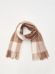 Szalik z dodatkiem wiskozy - kremowy. Białe szaliki Reserved, bez wzorów, z wiskozy. W wyprzedaży za 35.99 zł.