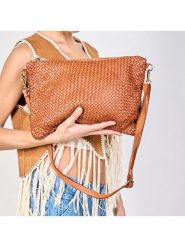 Amara Skórzana kopertówka "Violet" w kolorze jasnobrązowym - 35 x 25 x 2 cm rozmiar: onesize. Brązowe kopertówki Amara, bez wzorów, z materiału, przez ramię, bez dodatków. Za 335.02 zł.