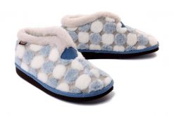 MANITU 340049-55 hellblau, kapcie damskie. Białe obuwie domowe Manitu, bez wzorów, z polaru, bez zapięcia. Za 204.90 zł.