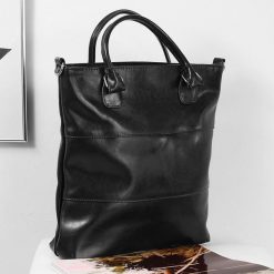 Skórzana torebka DAN-A T393 czarna. Czarne torebki klasyczne DAN-A, bez wzorów, ze skóry, bez dodatków. Za 269.99 zł.