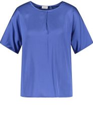 Gerry Weber Koszulka w kolorze niebieskim rozmiar: 38. Niebieskie bluzki Gerry Weber, bez wzorów, bez kołnierzyka, bez ramiączek. Za 101.23 zł.
