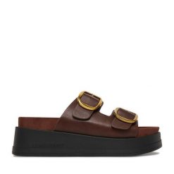 Klapki Guess Jeans. Brązowe klapki Guess Jeans, z aplikacjami, z jeansu, bez obcasa. Za 199.99 zł.