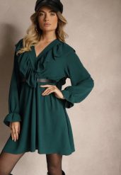 Ciemnozielona Kopertowa Sukienka z Żabotem Ozdobiona Falbankami Melosia. Zielone sukienki Renee, na co dzień, bez wzorów, eleganckie, bez kołnierzyka, bez ramiączek, mini, kopertowe. Za 59.99 zł.