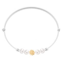Bransoletka z pozłacaną Flowers Etincelle i białymi perłami na cienkim białym sznurku. Białe bransoletki Lilou, pozłacane. Za 103.00 zł.