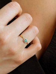 DIA DIAMONDS Pozłacany pierścionek z diamentami i szmaragdem rozmiar: 50. Zielone pierścionki DIA DIAMONDS, z diamentem, pozłacane. Za 243.95 zł.