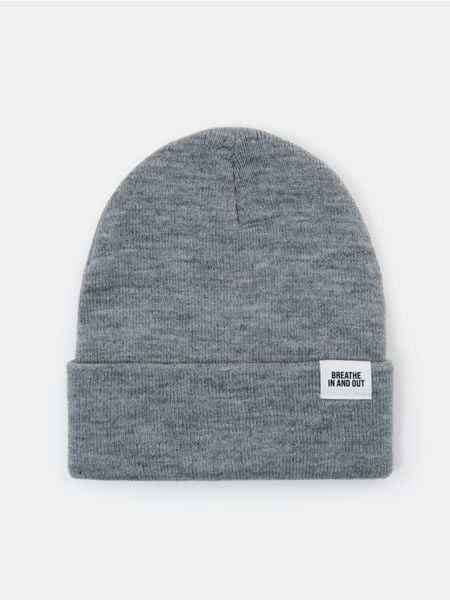 Czapka beanie z naszywką - szary. Szare czapki Sinsay, z aplikacjami. Za 9.99 zł.
